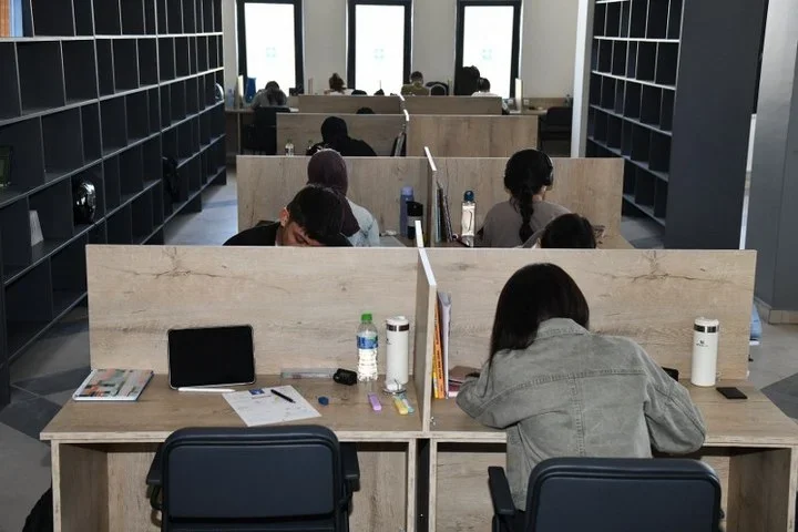 OSMANİYE’DE-ÖĞRENCİLERİN-GÖZDE-MEKANI-“GENÇ-KİTAP-KAFE”-4_720x480.webp
