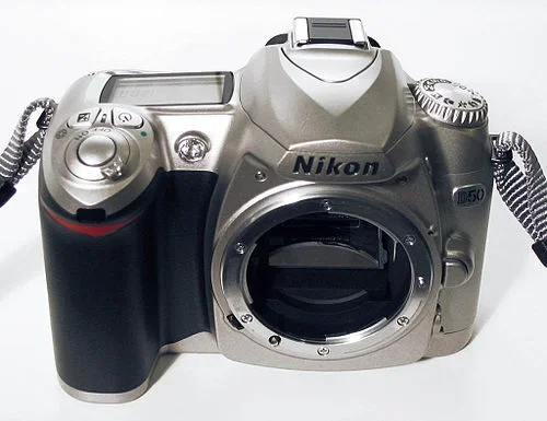500px-Nikon_D50_body_front.webp