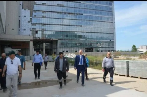 6-yazi-icin-il-saglik-muduru-dr-mustafu-cetin-bitmeyen-ali-osman-sonmez-devlet-hastanesi-insa...webp