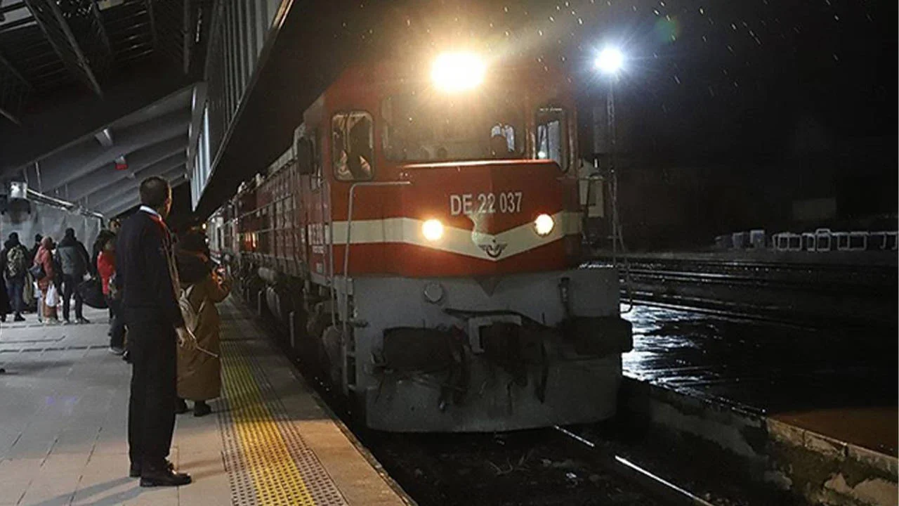 erzincanda-heyelan-nedeniyle-dogu-ekspresi-ilic-tren-garinda-bekletiliyor.webp