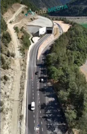 4-yazi-icin-dag-yolu-tunelini-cumartesi-gunu-ulastirma-bakani-abdulkadrir-uraloglu-acacak-291...webp