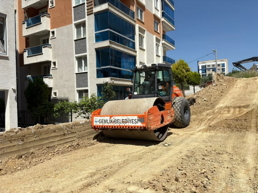 gemlikte-yol-acma-calismalari-hiz-kesmeden-suruyor-3.webp