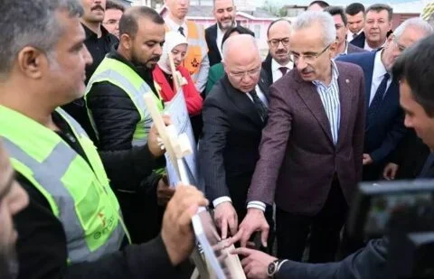 1-yazi-icin-ulastirma-bakani-abdulkadir-uraloglu-ile-gorusen-ak-parti-il-baskani-davut-gurkan...webp