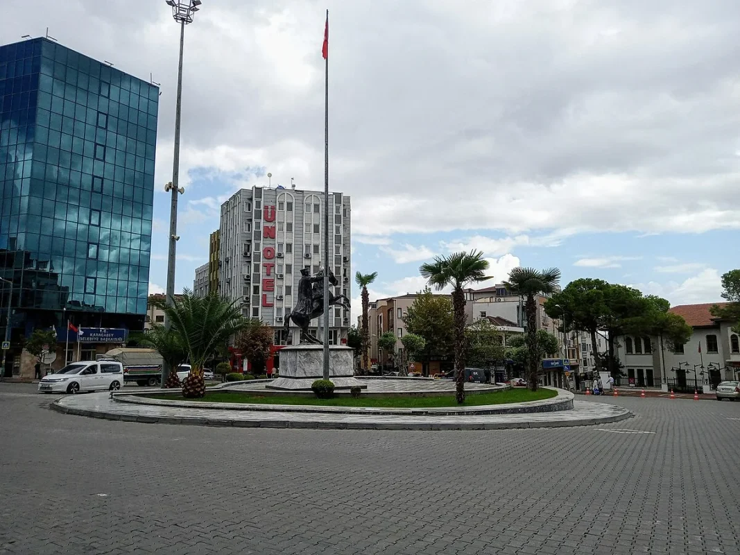 Karacabey_Meydanı.webp