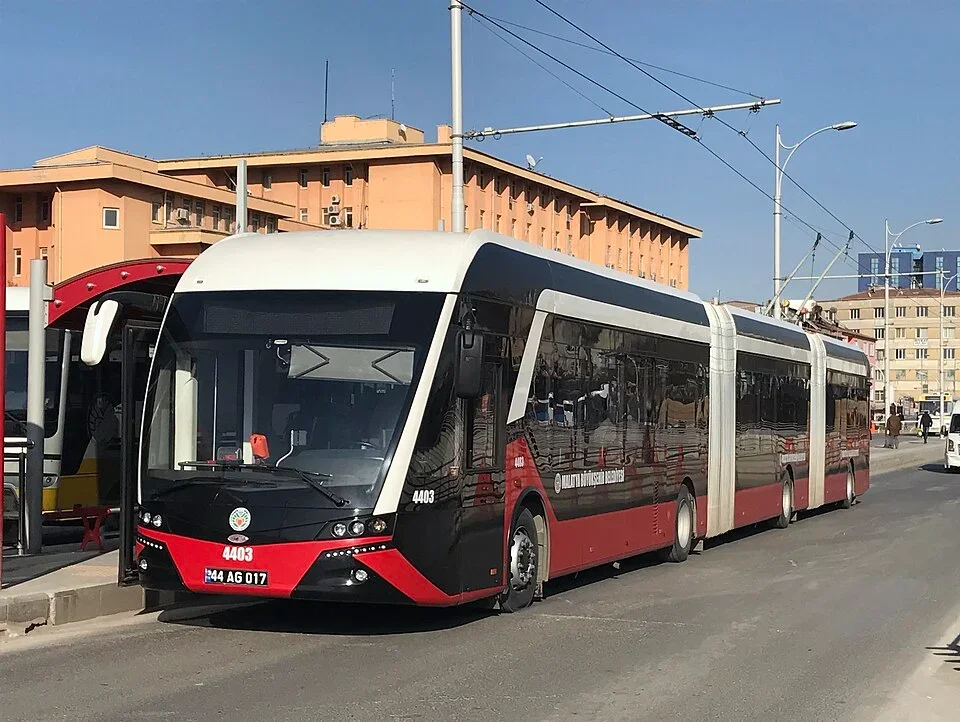 Malatya_trolleybus_4403_at_Bugday_Pazari_in_2017.webp Malatya_trolleybus_4403_at_Bugday_Pazari_in_2017.webp