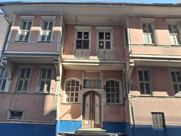 bursadaki_ermeni_kilisesi_ve_tarihi_cek_binasi_3.webp