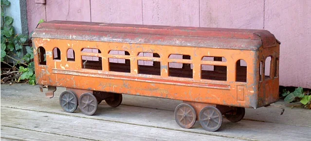 2014-10-07 20-56-29 http   images.oneofakindantiques.com 3280_vintage_tin_train_railroad_car_...webp