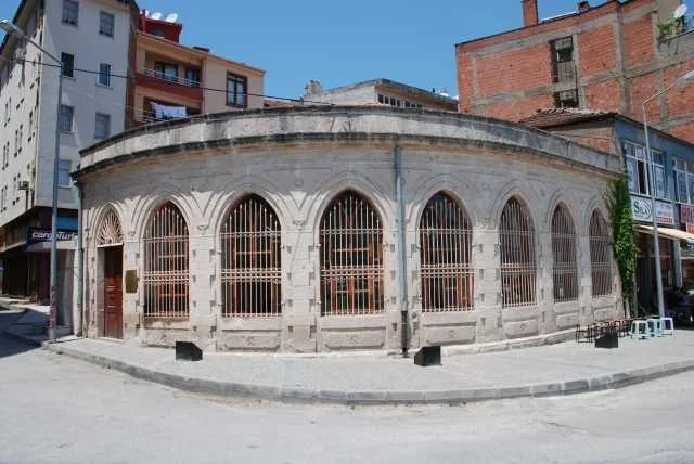 karesi_bey_turbesi_1.webp karesi_bey_turbesi_1.webp