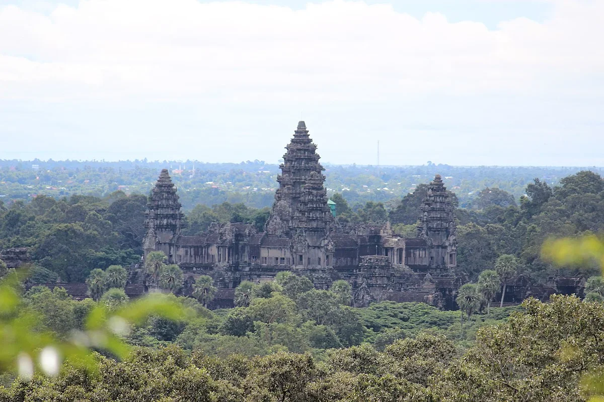 Angkor_Wat_viewed_from_Phnom_Bakheng,_Cambodia_(9716020650).webp Angkor_Wat_viewed_from_Phnom_Bakheng,_Cambodia_(9716020650).webp