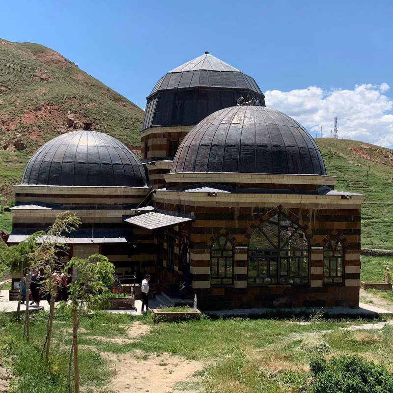 ahmedi-hani-turbesi.webp