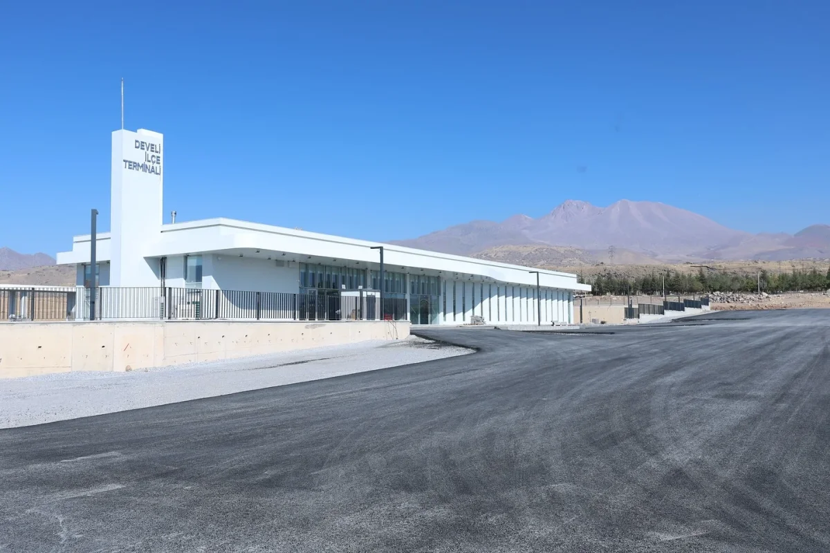 baskan-buyukkilic-100-milyon-tllik-yatirimla-develiye-kazandirilan-yeni-terminal-binasini-inc...webp