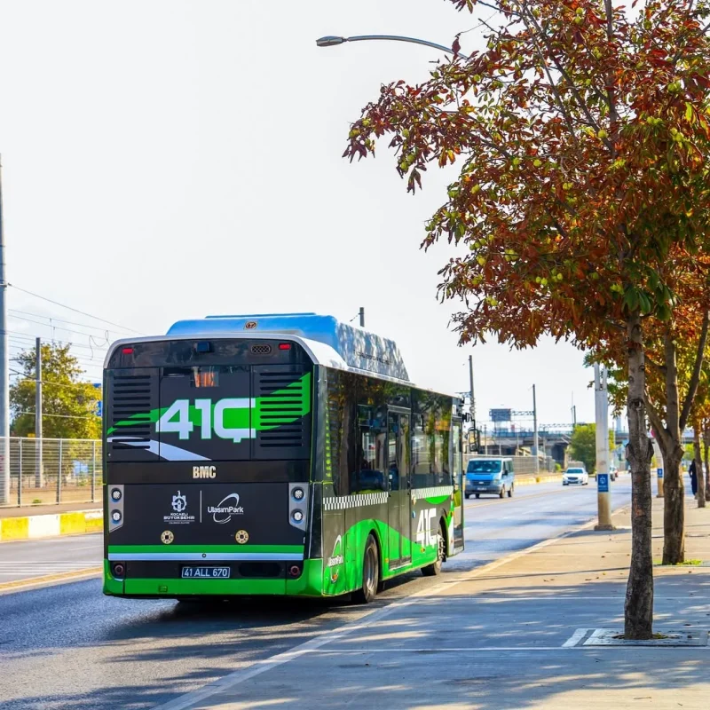 🍂 Sonbaharın dinginliğinde; çevre dostu, konforlu bir yolculuk. 🚎.webp