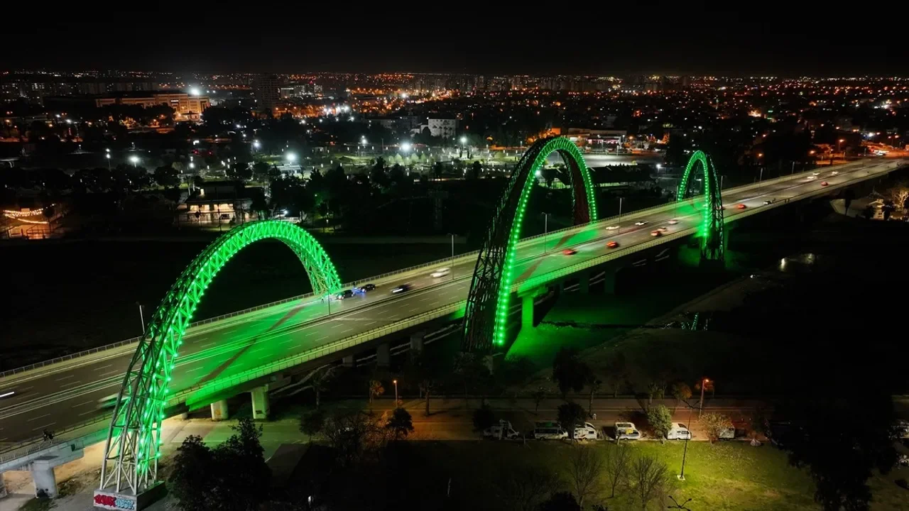 adana-daki-yavuzlar-koprusu-yesilay-haftasi-icin-yesil-isiklarla-aydinlatildi-1200-119203.webp
