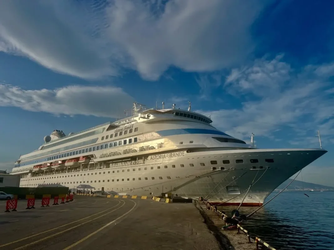 ⚓️İzmir’e demirleyen iki kruvaziyer gemisini İzmir Büyükşehir Belediyesi Turizm Bilgilendirme...webp