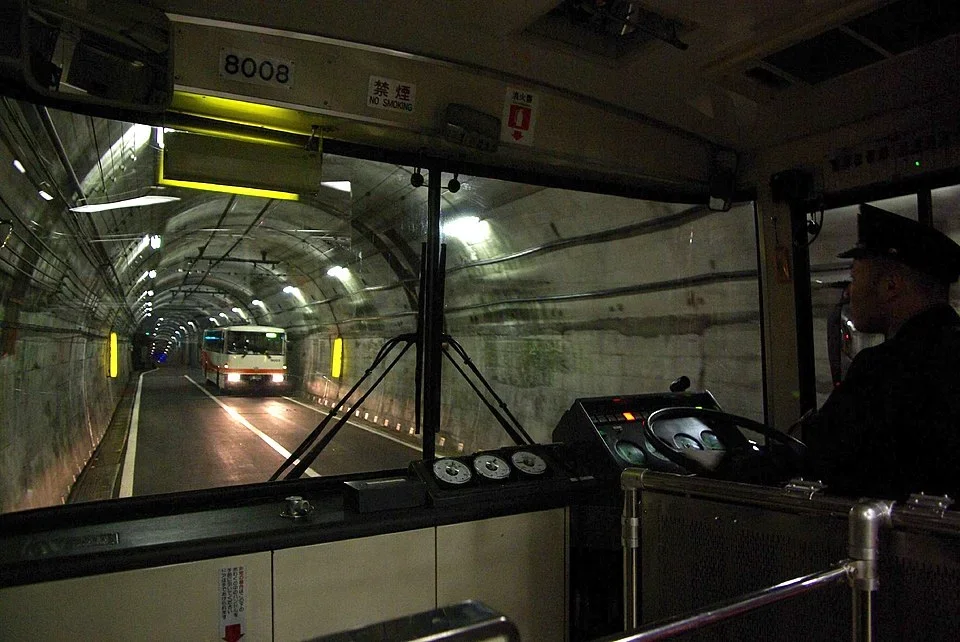 960px-Inside_Tateyama_Tunnel,_passing_trolleybus.webp