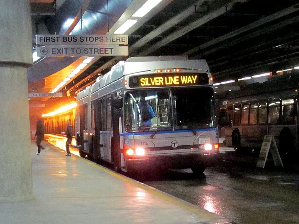 MBTA_route_SLW_bus_at_Courthouse_station,_March_2017.webp