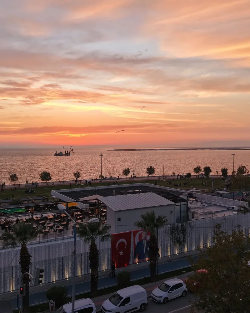 Karşıyaka’nın yıllardır değişmeyen buluşma noktası #HerkesinYasemini#yaseminkafe #bostanlı #y...webp