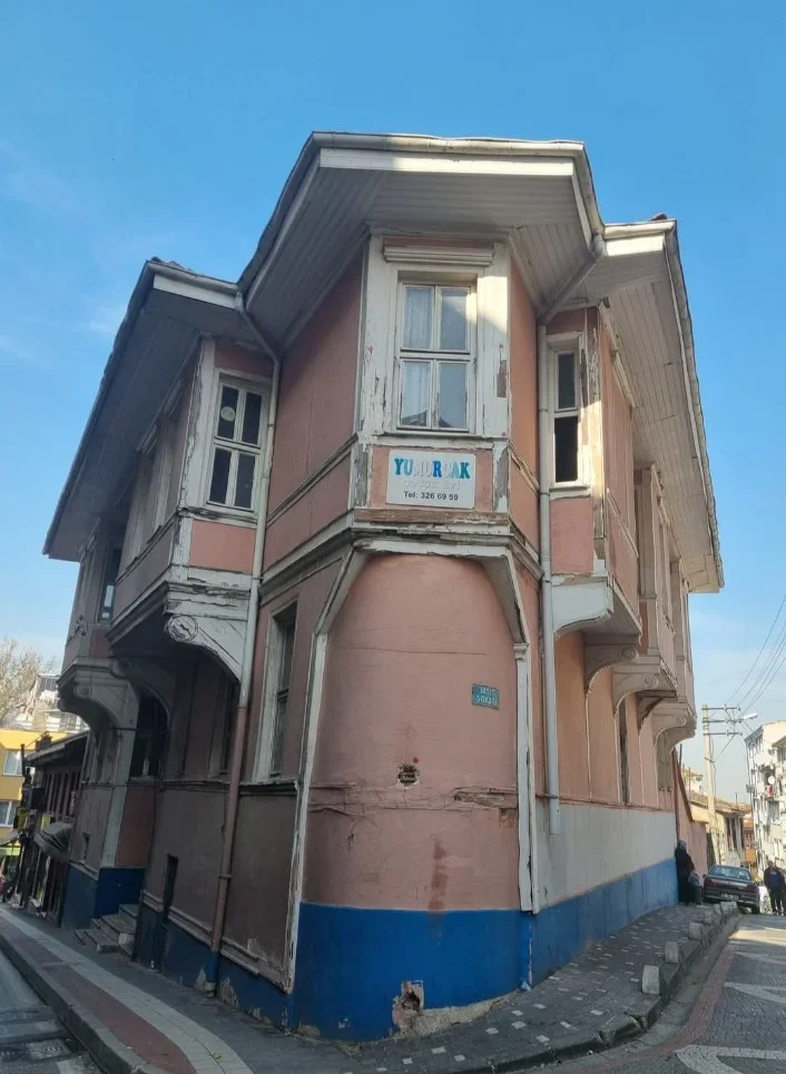 4-yazi-icin-setbasinda-osman-sevki-uludag-evi-bakim-istiyor-1.webp 4-yazi-icin-setbasinda-osman-sevki-uludag-evi-bakim-istiyor-1.webp