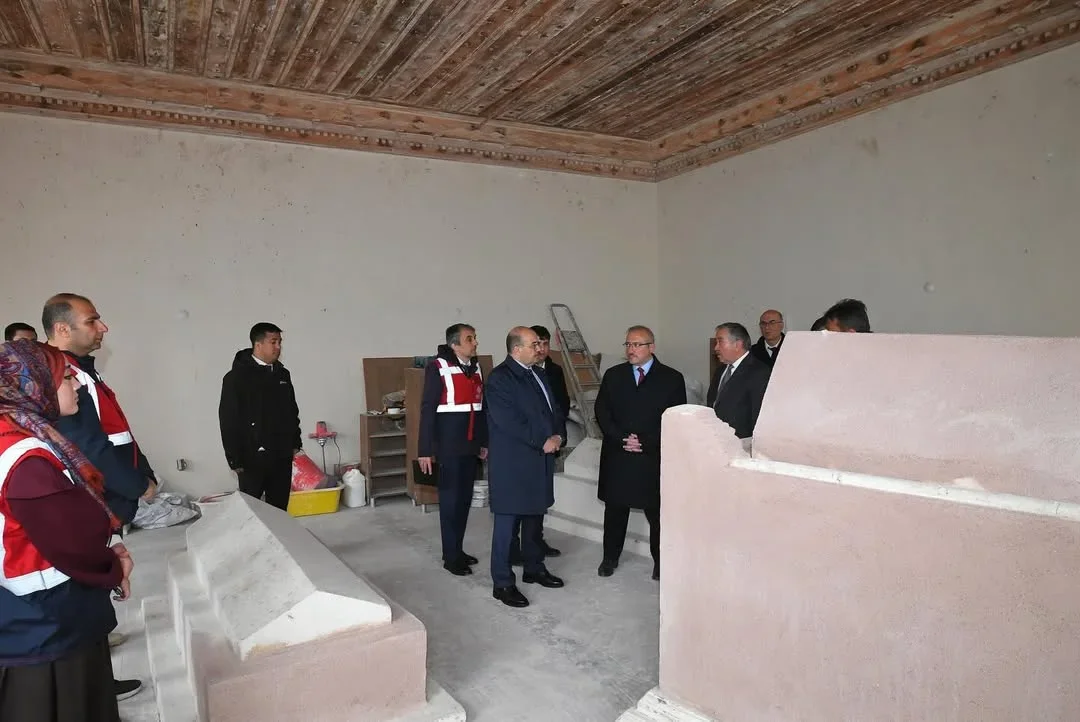 karesi_bey_turbesi_2.webp
