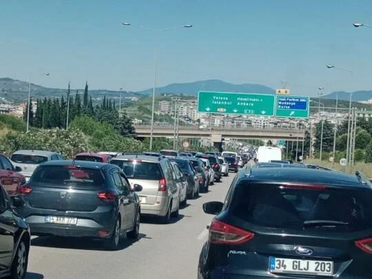 1-yazi-icin-bayramin-son-gunu-sehir-hastanesi-mudanya-yolu-kavsaklari-arasi-cevre-yolu-trafig...webp