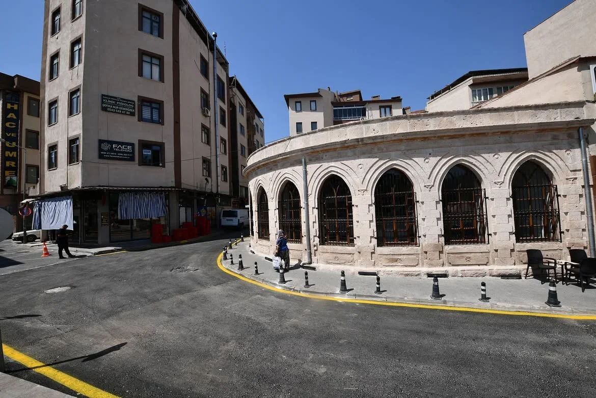 karesi_bey_turbesi_2.webp karesi_bey_turbesi_2.webp