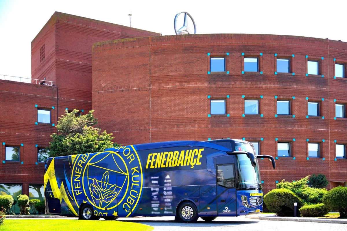 mercedes-benz-travego-yenilenen-tasarimiyla-fenerbahcenin-yeni-sezon-yolculuguna-eslik-edecek...webp
