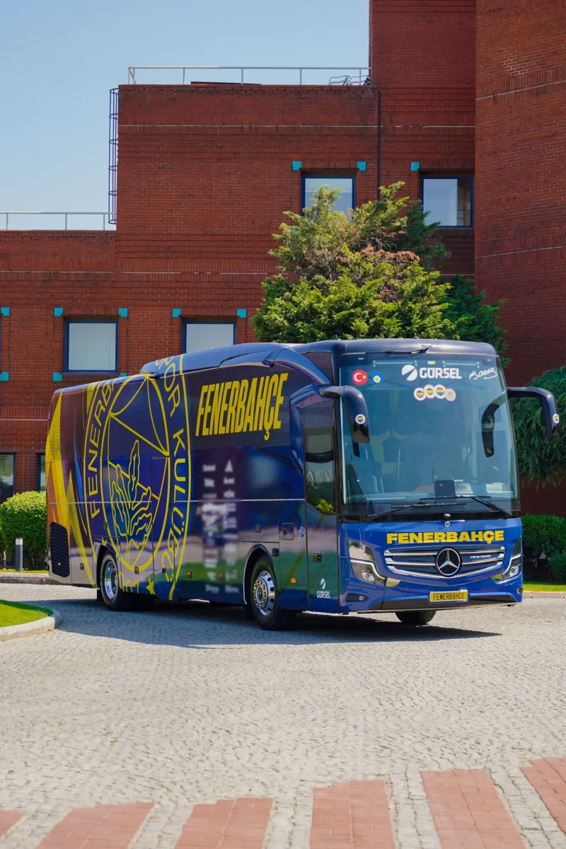 mercedes-benz-travego-yenilenen-tasarimiyla-fenerbahcenin-yeni-sezon-yolculuguna-eslik-edecek-2.webp