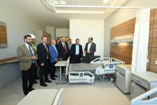 1-yazi-icin-ak-parti-bursa-milletvekili-mustafa-yavuz-ali-osman-sonmez-devlet-hastanesi44237a...webp