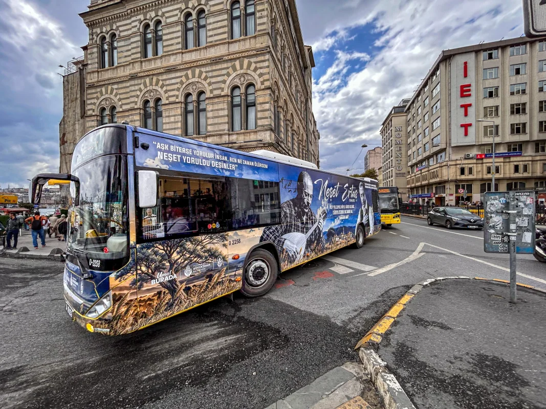 istanbul-yollarinda-neset-ertasa-saygi…--5-25428.webp