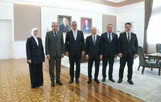 1-yazi-icin-saglik-bakani-prof-dr-kemal-memisoglu-ak-parti-il-baskani-davut-gurkan-sahin-biba...webp