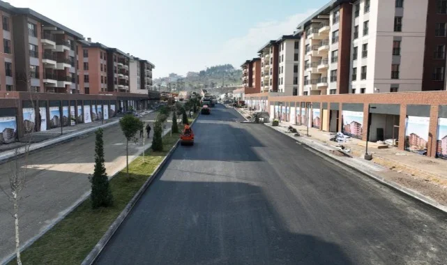 yeni-yasam-alanindaki-ana-ve-ara-yollar-sicak-asfaltla-bulusturuluyor-7135.webp