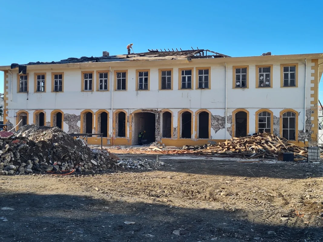 yedi-ocak-ilkokulunda-restorasyon-basladi-tarihi-yapi-eski-haline-donuyor-1.webp