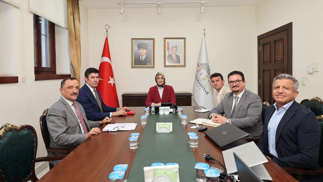 Afyonkarahisar'da Devrim Niteliğinde Toplantı: Havadaki Nemden İçilebilir Su Üretilecek Afyonkarahisar'da Devrim Niteliğinde Toplantı: Havadaki Nemden İçilebilir Su Üretilecek